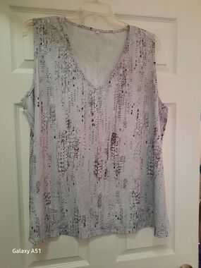 Women's Sleeveless V-Neck Print Tank Top - Light Gray